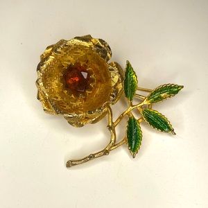 Vintage Sarah Coventry gold flower motif brooch